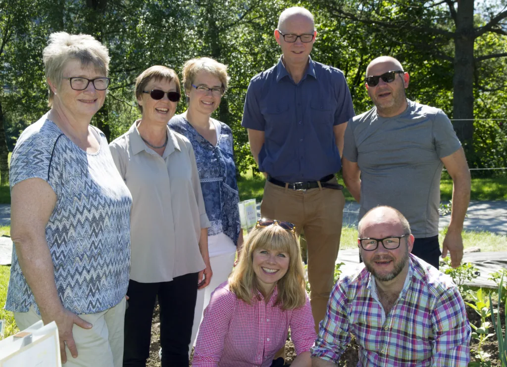 Rff 30 Juni 2017 Fra venstre bak: daglig leder ved NORSØK, Turid Strøm, sekretariatsleder ved RFF MIDT Kari Merete Andersen, stasjonsleder ved NIBIO Tingvoll, Unni Lande, RFF MIDT Møre og Romsdal, Øyvind Hesje, , RFF MIDT Nord-Trøndelag, Arild Egge. Foran fra venstre: RFF MIDT Sør-Trøndelag Linda Bye og RFF MIDT, Frank Sandnes. (Foto: Anita Land)