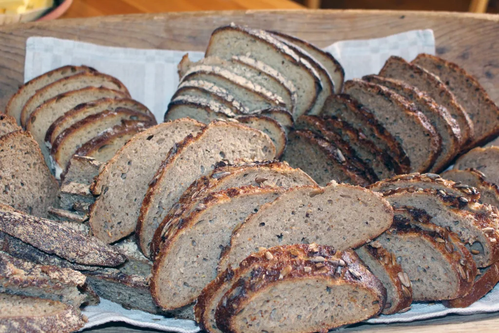 Økologisk Brød Foto Randi Berland Img 3062 Torunn Bjerkem, forteller om baking med urkorn. (Foto: Randi Berland)