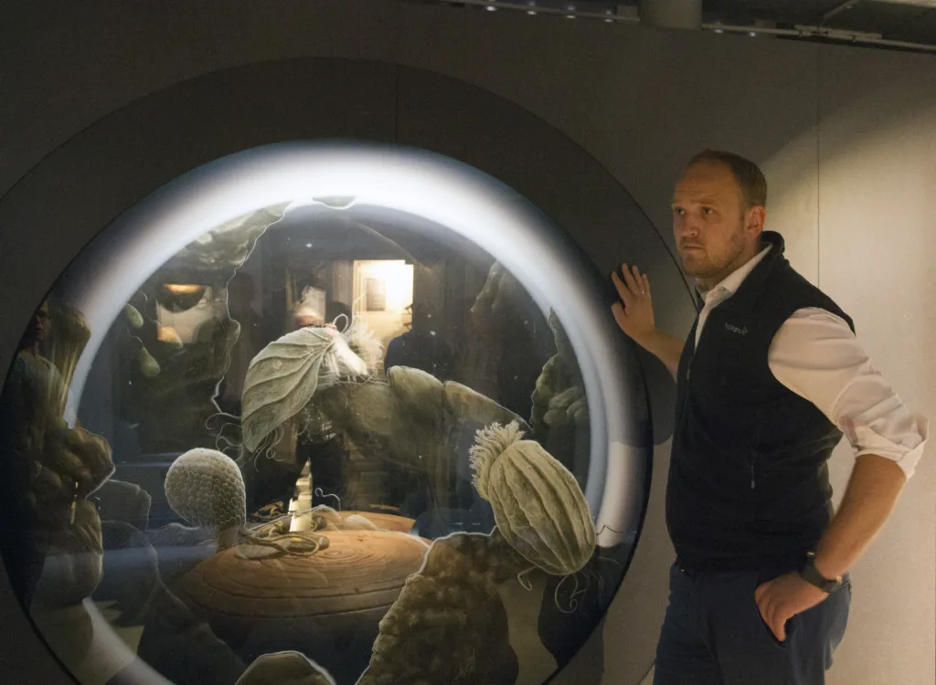 Img 0009 Anita Land Landbruks- og matminister Jon Georg Dale ble med på ei reise ned i jorda ved formidlingssenteret på Tingvoll, Tingvoll Økopark. (Foto: Anita Land)