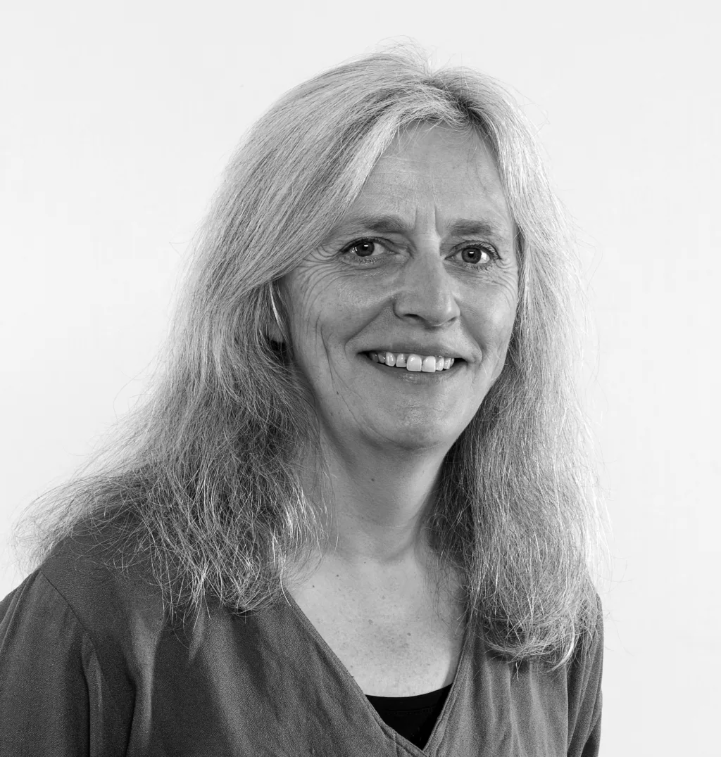 Liv S Liv Solemdal har i ei årrekke arbeidet med økologisk landbruk. Hun har selv drevet gard med økologisk sau, mjølk og grønnsaker poteter. Hun er utdanna innen jordfag og er Cand.agric. fra NLH (nå NMBU). Hun har de siste årene arbeidet med blant annet økologisk mat i storkjøkken