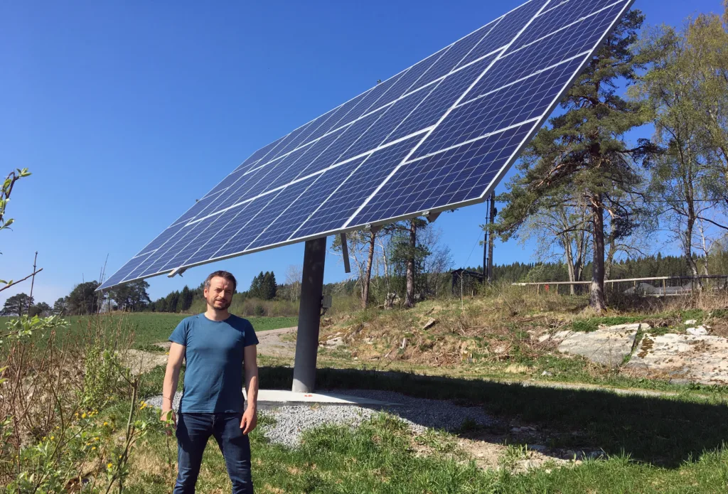 Solfangere Tingvoll Foto Al Solcelleanlegg er som regel forbundet med at det er en enkel installasjon, samt at driftskostnadene er lave (Foto: Anita Land)