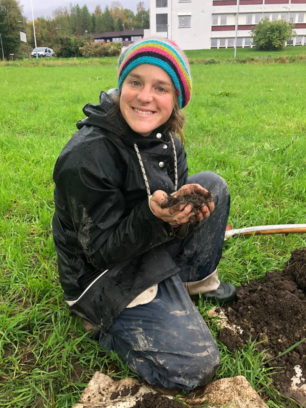 Foto Tatiana Rittl Sara analyserer jordhelse til master oppgaven sin. (Foto: Tatiana Rittl)