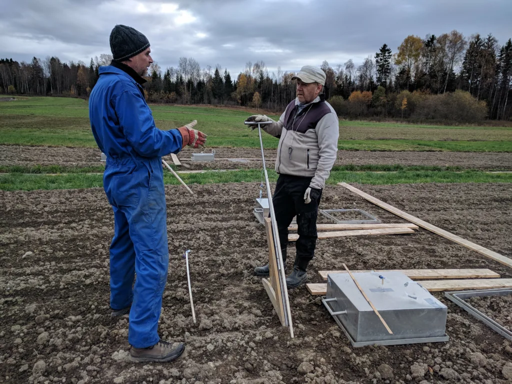 NMBU Residuegas feltforsøk NMBUs forsøksteknikerne Trygve Fredriksen (til venstre) og Øyvind Peder Vartdal (til høyre) måler gassutslipp fra jorda. Ved hjelp av lufttette kasser samles gassen opp og kan sendes til analyse. Lystgasskonsentrasjon i jordluft og utslipp fra jordoverflate ble målt regelmessig gjennom vinteren frem til den neste vekstsesongen. Før pløying ble både mengde planterester og røtter målt. (Foto: M.A Bleken)