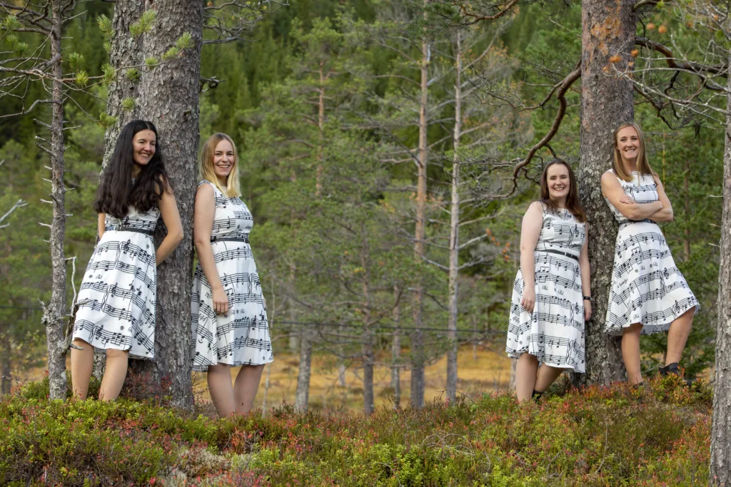 Vokalgruppa Røyst starter arrangementet Vokalgruppa Røyst starter opp årets kjøkkenhagedag! (Foto: Ole Erik Loe)