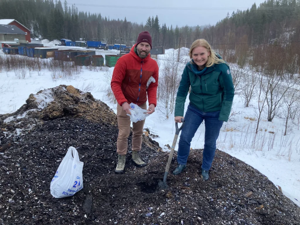IMG 9383 Joshua Cabell (NORSØK) og Elin Thorbjørnsen (NLR Trøndelag) sjekker kompost laget av utsorterte blåskjell, bark og treflis (Foto: Anne-Kristin Løes)
