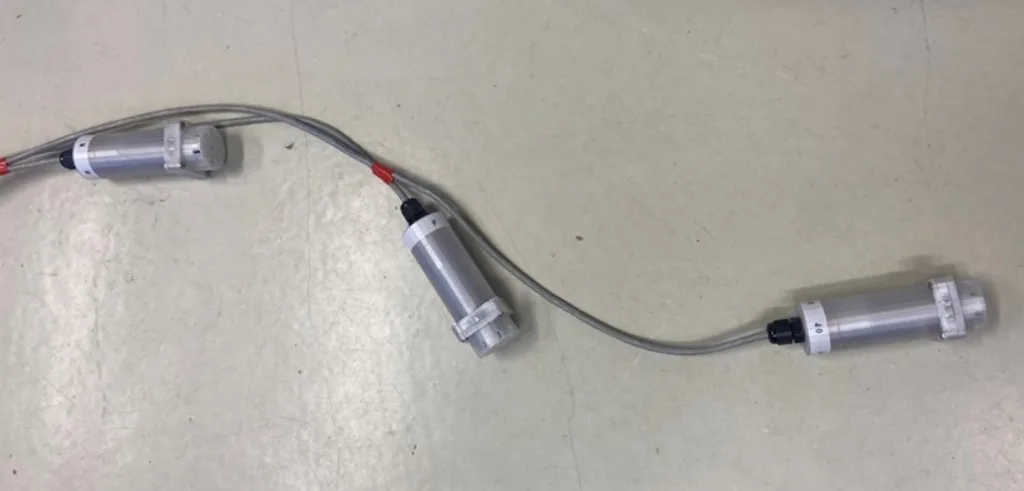 Metansensor artikkelbilde 1 Her er foreløpige sensorer som skal videreutvikles slik at de kan kobles til batteri i stedet for strøm. De er godt polstret for å tåle det tøffe miljøet over gjødsla. (Foto: Sissel Hansen)