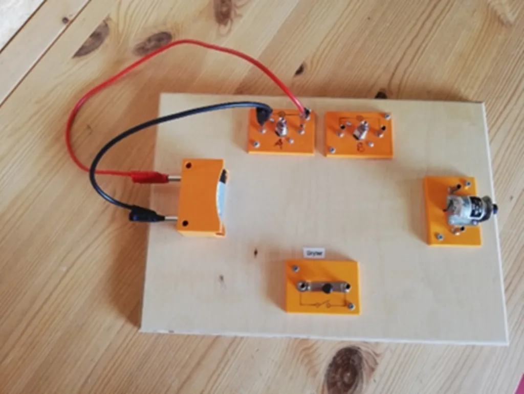 El sikkerhet mat barn unge Koblebrett er en del av oppgavene elevene får bryne seg på i Tingvoll Sol- og Bioenergisenter. (Foto: Lovise Sæter Stakvik)