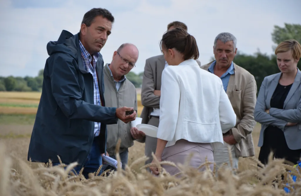 Screen Shot 2016 06 23 At 16 07 30 Tidligere miljøminister i Danmark, Kirsten Brosbøl og representanter for økologisk landbruk får orientering av professor Jakob Magid ved Universitet i København (til venstre) om hva som skjer jorda en bruker kloakkslam, kompost av matavfall, husdyrgjødsel eller mineralgjødsel. Foto: København Universitet. (Foto: Tidligere miljøminister i Danmark, Kirsten Brosbøl og representanter for økologisk landbruk får orientering av professor Jakob Magid ved Universitet i København (til venstre) om hva som skjer jorda en bruker kloakkslam, kompost av matavfall, husdyrgjødsel eller mineralgjødsel. Foto: København Universitet.)