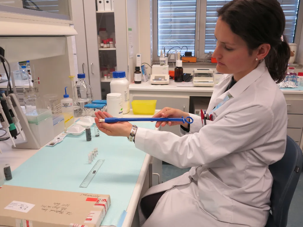 Img 1350 Marianne Lilletvedt Tovsen ved Universitetet i Oslo viser fram instrumentet som brukes for å plassere kapslene i magen til lammene. (Foto: UiO)