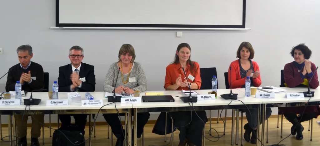 Dsc 9050 Akl Tp Organic Fra venstre: Pasquale de Vita (CREA, Italia), Gerald Herrmann (Ecocret, Tyskland), Anne-Kristin Løes (NORSØK), Marion Blom, Bionext, Nederland) Kate Stills (Soil Association, Storbritannia) og Elena Nalon (EuroGroup for Animals). Jurymedlem Marco Contieri fra Greenpeace var ikke til stede da bildet ble tatt. (Foto: TP Organics)