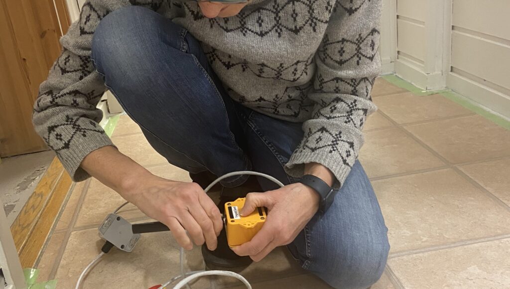 IMG 5174 Lasere brukes til å bestemme hvor langt ned det er til gjødsla. Dette kombineres med prøver av gjødsla. For å kunne sammenligne metanutslipp fra ulike gjødsellager, er det viktig å vite hvor mye gjødsel det er i lageret.