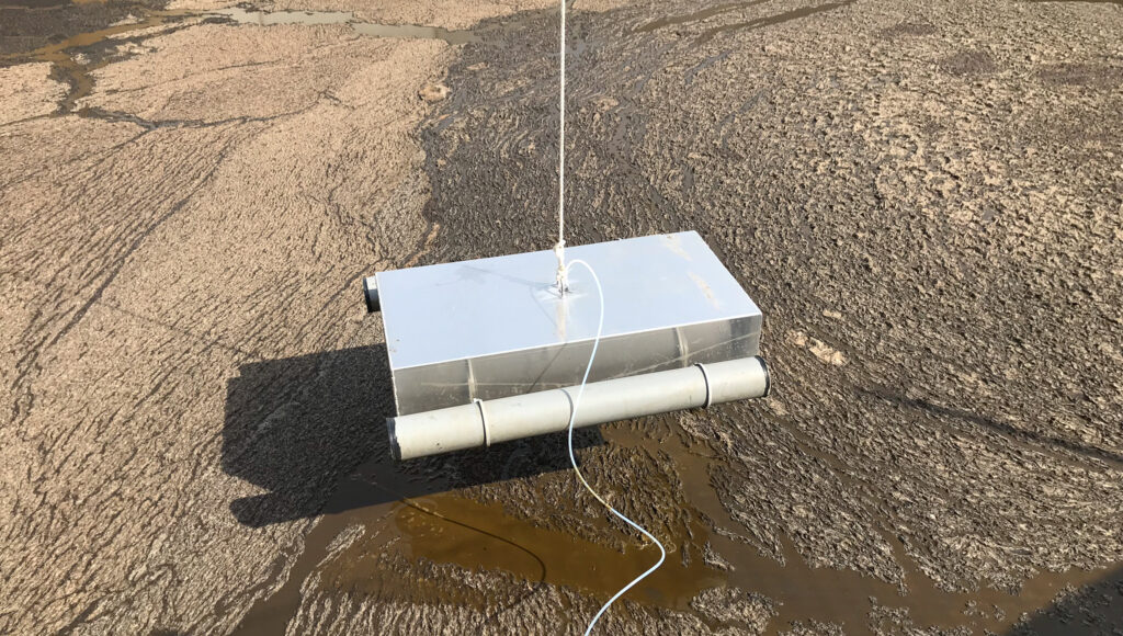 Male utslipp gjodsel Gassutslipp fra gjødsla beregnes ut fra prøver av luft som samler seg i en boks som senkes ned på gjødseloverflata. Vi tar prøver med korte mellomrom. Ut fra forandringer i konsentrasjonen av ulike gasser i lufta kan vi beregne hvor mye klimagass som slippes ut i løpet av en time. Det er mest metan, derfor konsentrerer vi oss om denne gassen. (Foto: Martha Ebbesvik) (Foto: Martha Ebbesvik)