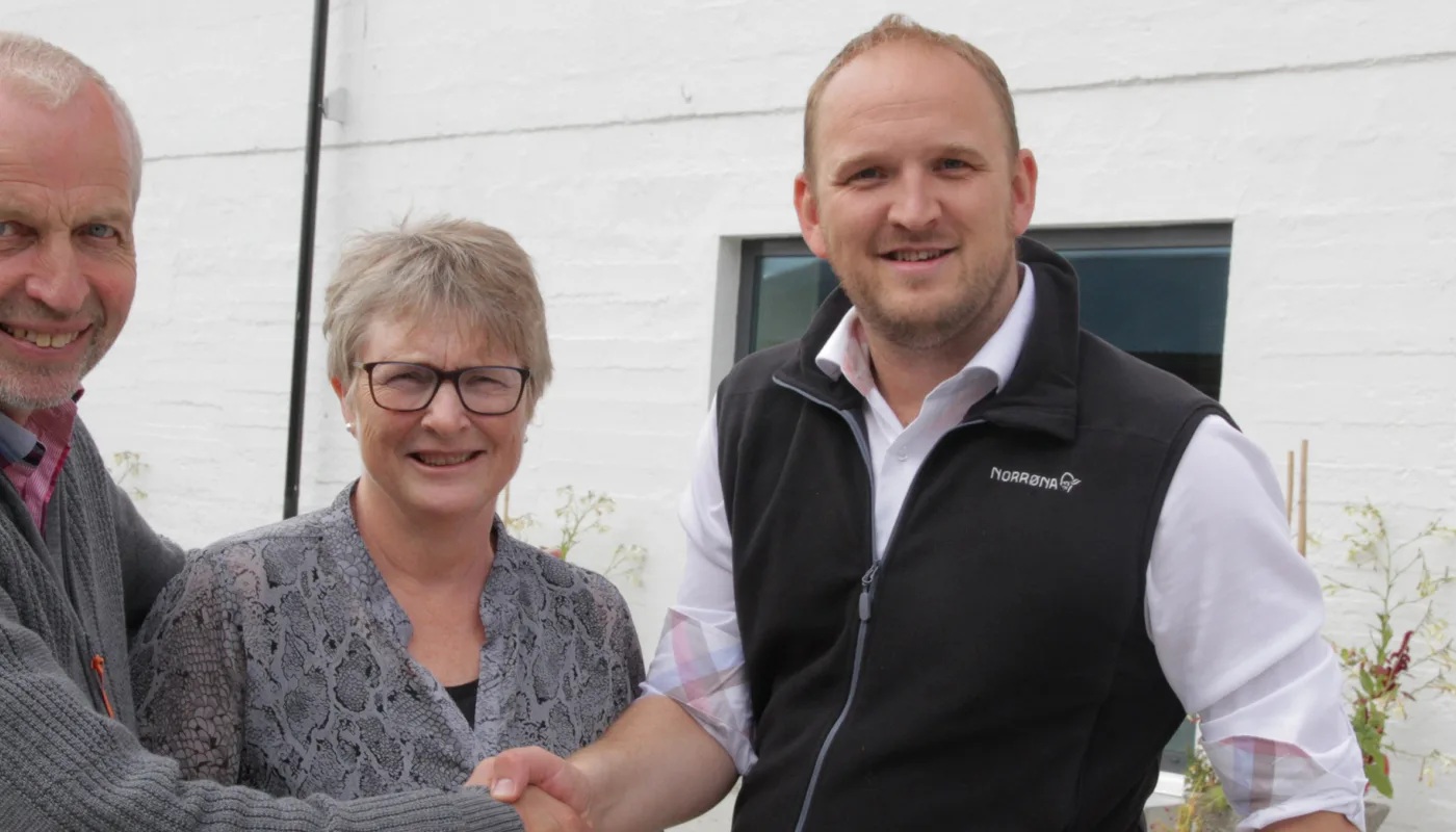 Img 0042 Landbruks- og matminister Jon Georg Dale (th) er fornøyd med jobben som er gjort på Tingvoll og ved Norsk senter for økologisk landbruk, NORSØK. Daglig leder i NORSØK, Turid Strøm og styreleder i NORSØK Gunnar Waagen er glad for at arbeidet de gjør blir satt pris på. (Foto: Anita Land)