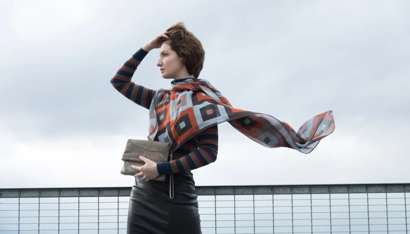 0 G0 A8876 Khaki Clutch Tracy skjerf, Tamara genser i økovennlig Merinoull, Trisha skjørt med norsk elastisk lammeskinn. (Foto: MØRCK)