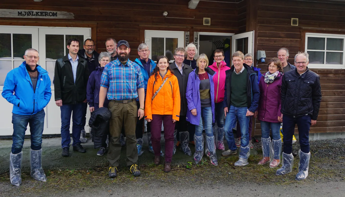 Miljømelk Foto Sissel Hansen Gardbruker Lars Johan Næs, rådgiver Torleif Bakke Haavik, NLR Vest, forsker Finn Walland, NIBIO, rådgiver Gunnlaug Røthe, NLR - Vest, forsker,Tor Lunnan, NIBIO, gardbruker Jørgen Soknes, prosjektleder Klimasmark Landbruk Svein Skøien, NLR, forsker Pia Otte, Bygdeforskning, prosjektleder dette prosjektet Roald Sørheim, NIBIO, Rådgiver Bart van Gool, NLR Vest, gardbruker Eli Skarbø, gardbruker Elisabet E Næs, gardbruker Lars Helge Skarbø, tekniker Anne de Boer, NIBIO, gardbruker Merete Dugstad, gardbruker Erik Lindhardt, gardbruker Knut O Dugstad (Foto: Sissel Hansen)