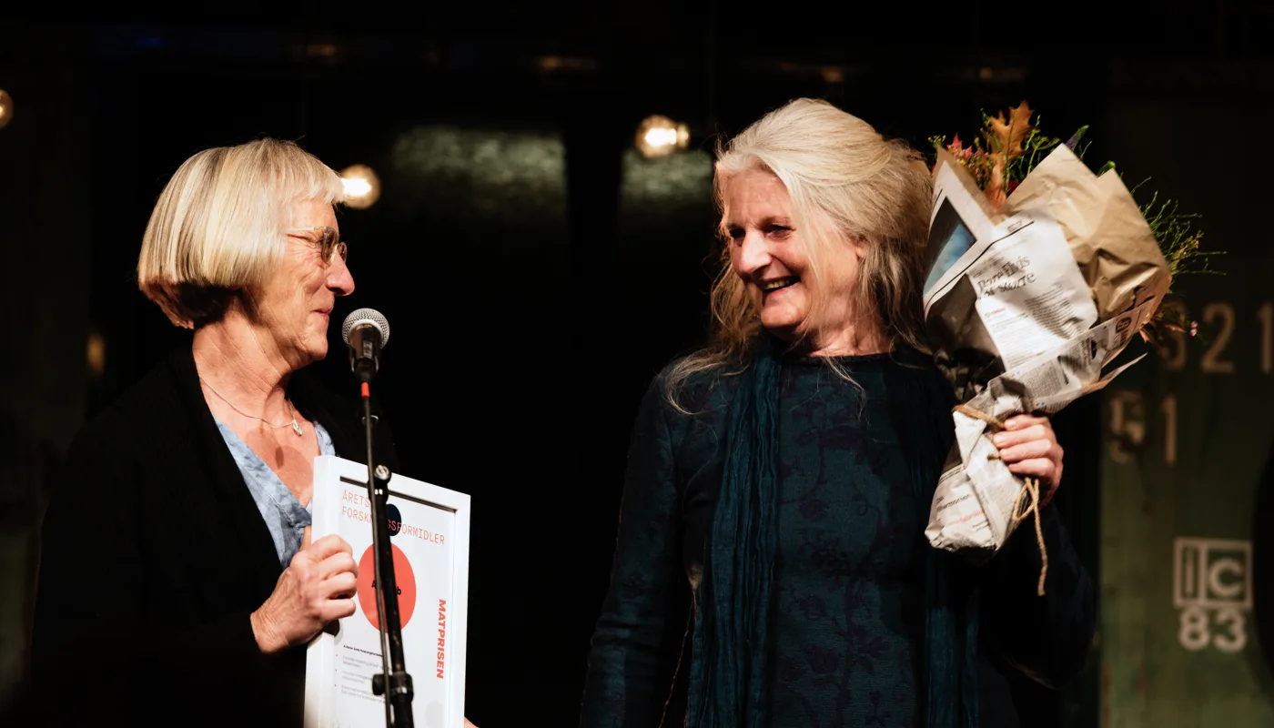 Formilderpris Foto Joachim Sollerman Prosjektleder for nye agropub.no Grete Lene Serikstad og redaktør Anita Land mottok Matprisen, i kategorien «Årets forskningsformidler» på Vippa i Oslo i 2017. (Foto: Joachim Sollerman, Debio)