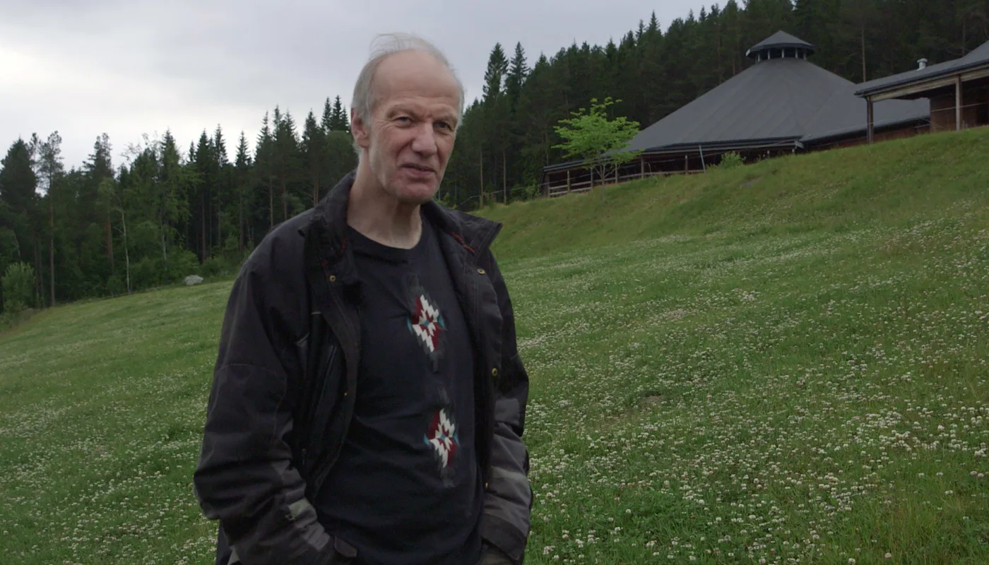 Erik Lindhart Foto Tommy Rustad Ved Tingvoll gard er fjøset rundt og bygd av tre. Til og med innredninga er laga av tre. Det er gardbruker Erik Lindhardt svært fornøyd med. (Foto: Tommy Rustad)
