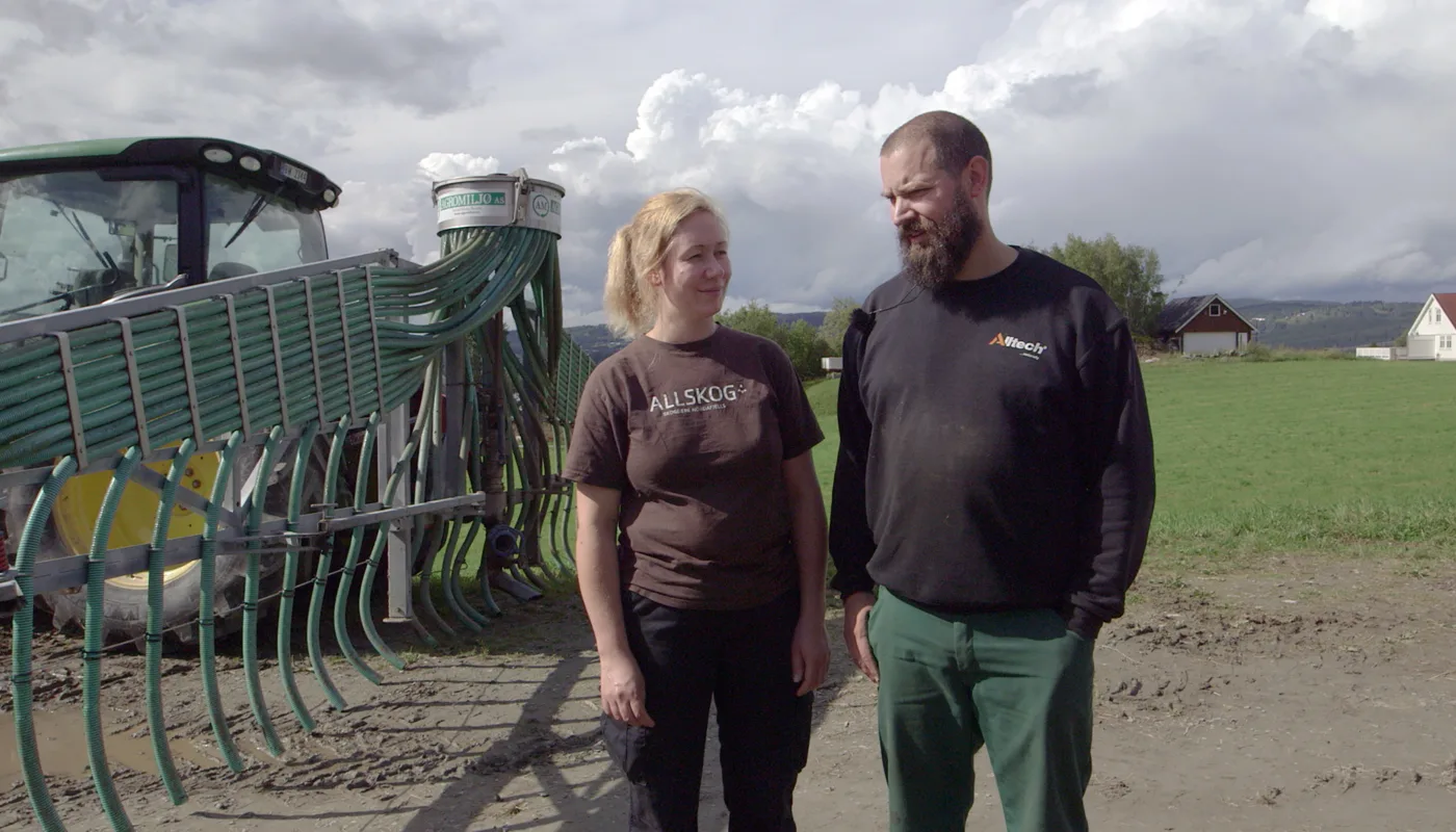 Slepeslanger Skaun Økomjølk Ingvild Rekstad og Jørgen Soknes ved Skaun Økomjølk bruker slangespredning når de skal ha ut møkka. Det er arbeidseffektiv og miljøvennlig. (Foto: Tommy Rustad)
