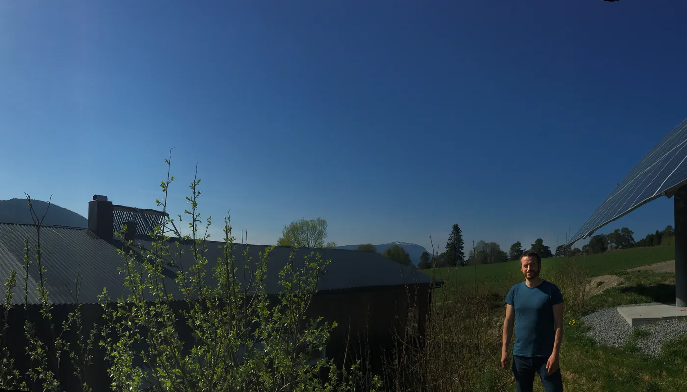 Ingar Sol Foto Anita Land Ingvar Kvande foran det tracker-baserte solcelle-anlegg (9 kWp) på Tingvoll gard (Foto: Anita Land)