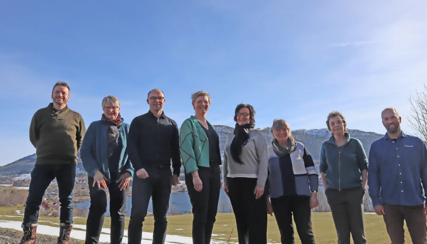 Besok Legasea BLÅTT MØTER GRØNT: Blue Legasea og Land møter Hav besøker NORSØK og Tingvoll for å utveksle erfaringer som kan bidra til å bygge ny sirkulærøkonomi mellom mellom hav- og landbruksnæring. Fra Venstre: Ingvar Kvande og Turid Strøm (NORSØK), Ole-Johnny Ødegaard (Blue Legasea) Elise Sæle Dahle (Land møter hav), Wenche Uksnøy (Blue Legasea) Anne-Kristin Løes, Kristin Sørheim, Joshua Cabell (NORSØK) (Foto: Vegard Botterli)