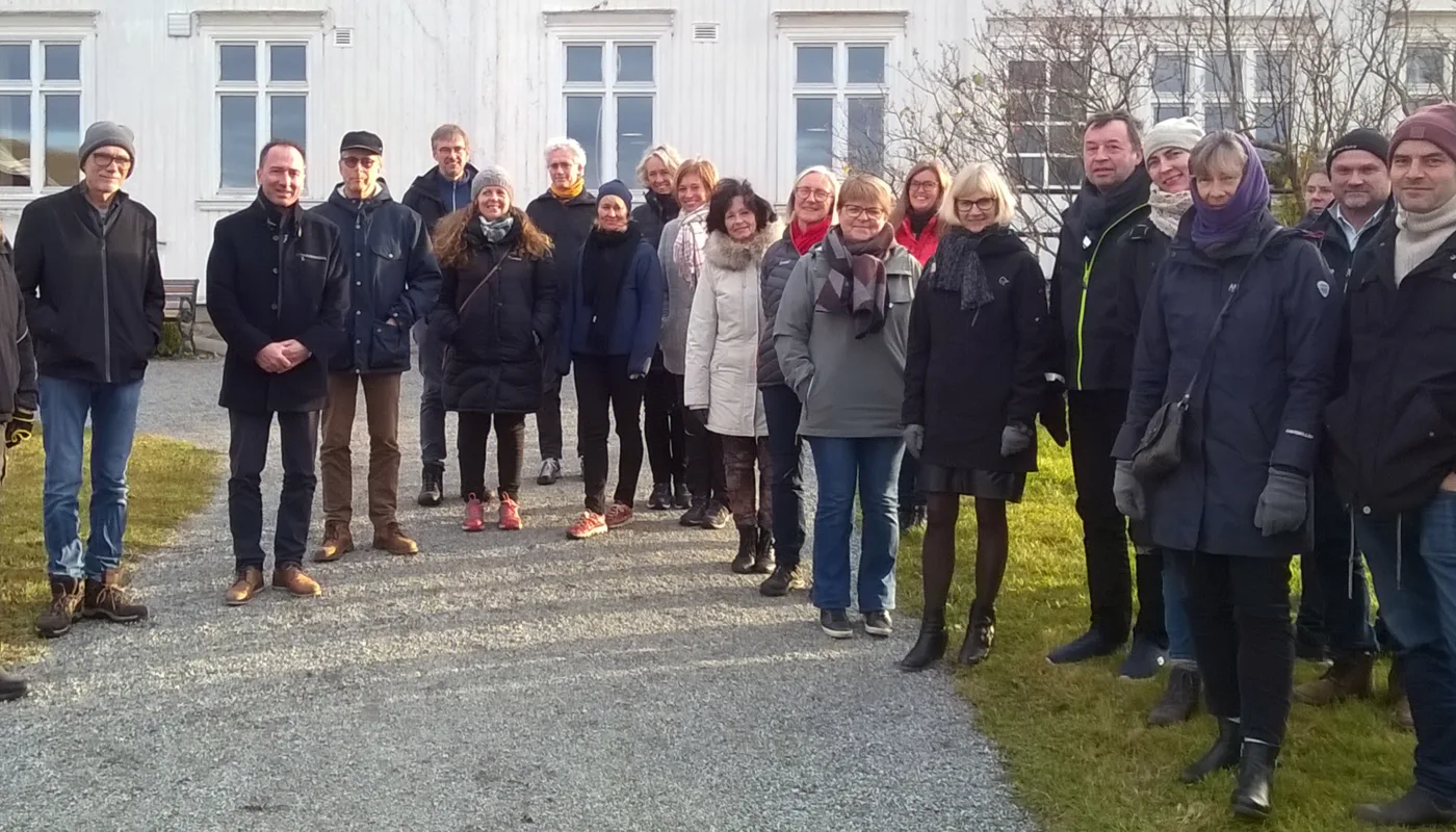 Gjengen På Fokhol 28 Okt 2019 Foto Akl Viktige aktører innen økologisk landbruk i Norge var samlet for å diskutere regelverk og innsatsfaktorer i økologisk produksjon, i tilknytning til EU-prosjektet, Organic-PLUS på Fokhol i oktober 2019. Inger Ivarrud orienterte om gårdsdrifta På bildet fra venstre: Inger Ivarrud, Gerald Altena, Debio, Nikolaos Katsoulas , Universitetet i Thessaly, Hellas, Frank Oudshoorn, SEGES, Danmark, Gunnar Vittersø, Oslo Met, Kari Marte Sjøvik, Norges bondelag, Hans Gaffke, NLR, Liv Astrid Eikeland, LMD, Kjersti Berge, NLR, Monica W. Stubberud, Mattilsynet, Isabell Lien, NOFIMA, Grete Lene Serikstad, NORSØK, Ingrid Strømstad, FK Agri, Lene Nilssen, Debio, Tone Roaldkvam, TINE, Jon Mjærum, NLR, Hanne Torjusen, Oslo Met, Sigrid Mogan, NLR, Kari Bysveen, NLR, Finn Avdem, NORTURA, Pierre Sachot, Biodynamisk Forening og Børre Solberg, Økologisk Norge. Astrid S. Andersen, Elin Thorbjørnsen og Silja Valand fra NLR og Kai Funderud fra Felleskjøpet var også med på møtet (Foto: Anne-Kristin Løes)