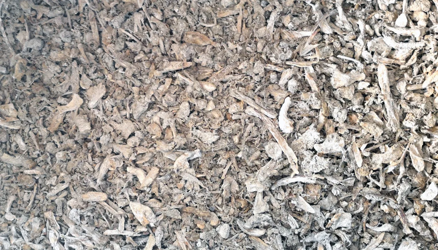 Fiskeavfall Foto Ishita Moderne fiskeindustri produserer store mengder restråstoff. Hvitfisksektoren (torsk sei, hyse) utnyttes kun 60 % i til produksjon av fiskemel, olje og ensilasje. Fiskebein og fiskehoder utgjør mer enn halvparten av dette restråstoffet og representerer en verdifull og ikke utnyttet nitrogen- (N), fosfor- (P) og kalsium-kilde. (Foto: Anne de Boer)