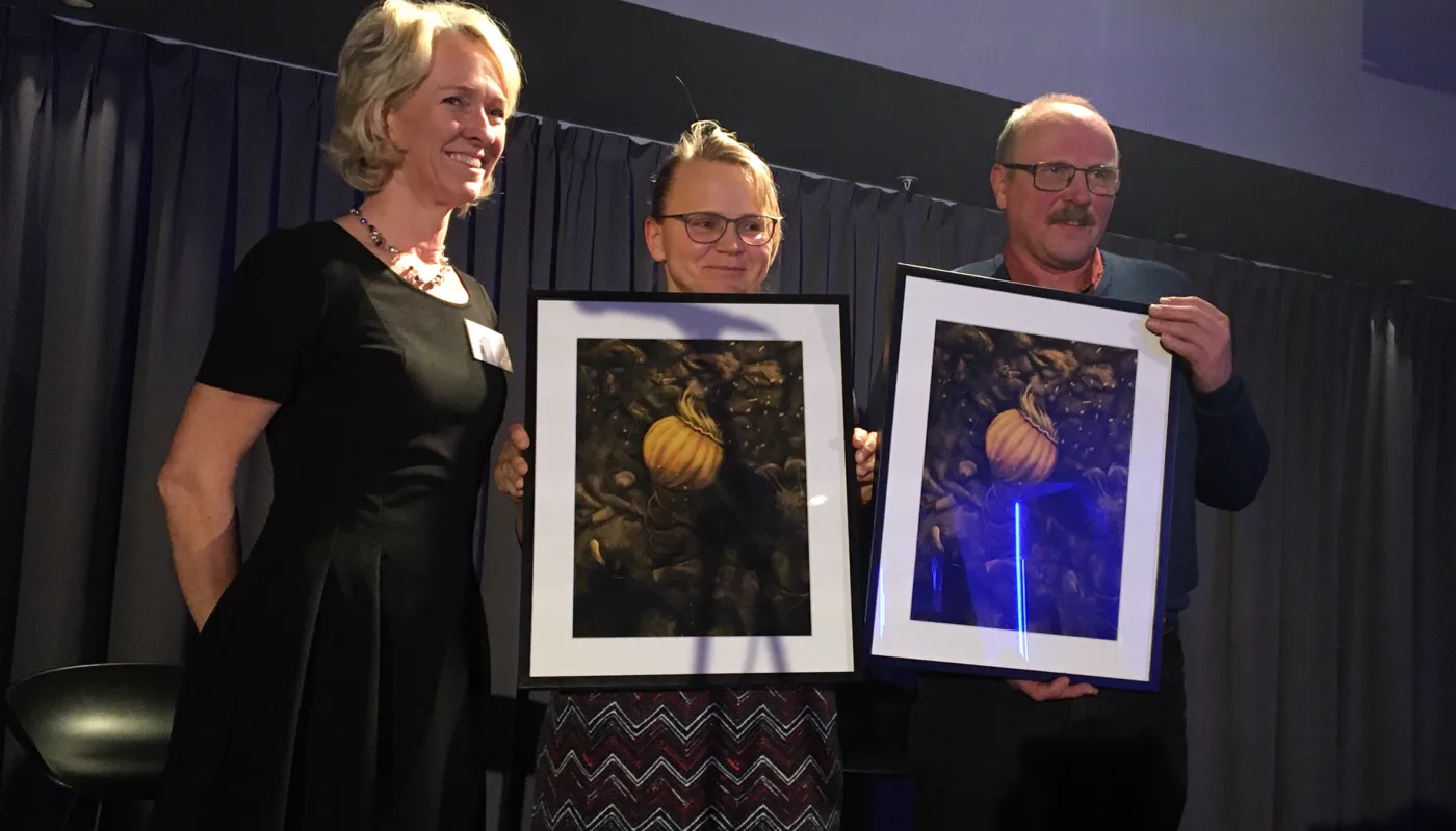 Reidun Pris Det var stor applaus under middagen da Reidun Pommeresche og Øystein Haugerud fikk et trykk hver av Katelyn Solbakk som en takk for innsatsen med arbeidet med levende matjord. Det var leder for kongressen Kjersti Berge som stod for utdelinga. (Foto: Anita Land)