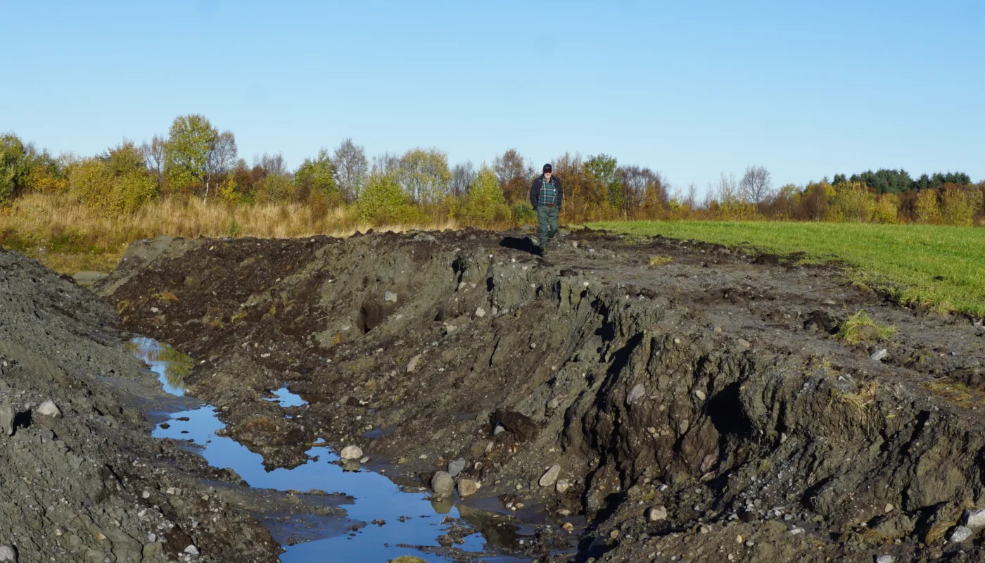 Heading Peatimprove Ved omgraving av myr graves myra om slik at mineraljord dekker myrjorda. I dette prosjektet undersøkes spesielt effekt av omgraving på hydrologiske forhold og utslipp av klimagasser. (Foto: Sissel Hansen)