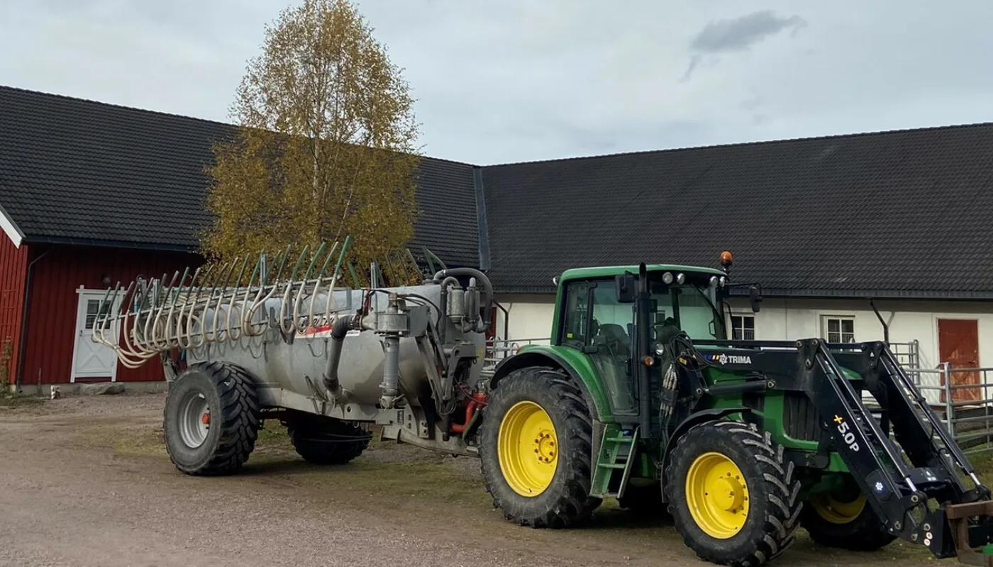 Heading 6132 Husdyrgjodsel orgmat Husdyrgjødsel er bondens gull. Men hvordan skal vi balansere mellom økonomi, arbeidsforbruk, gjødseleffekt og miljøeffekter? (Foto: Sissel Hansen)