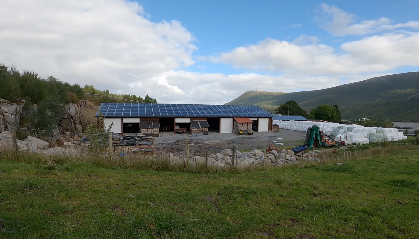 Bilde Solceller Aure SOLCELLER I LANDBRUKET: Fra anlegg installert på gårdsbruk i Aure Kommune i Møre og Romsdal (Foto: Vegard Botterli)