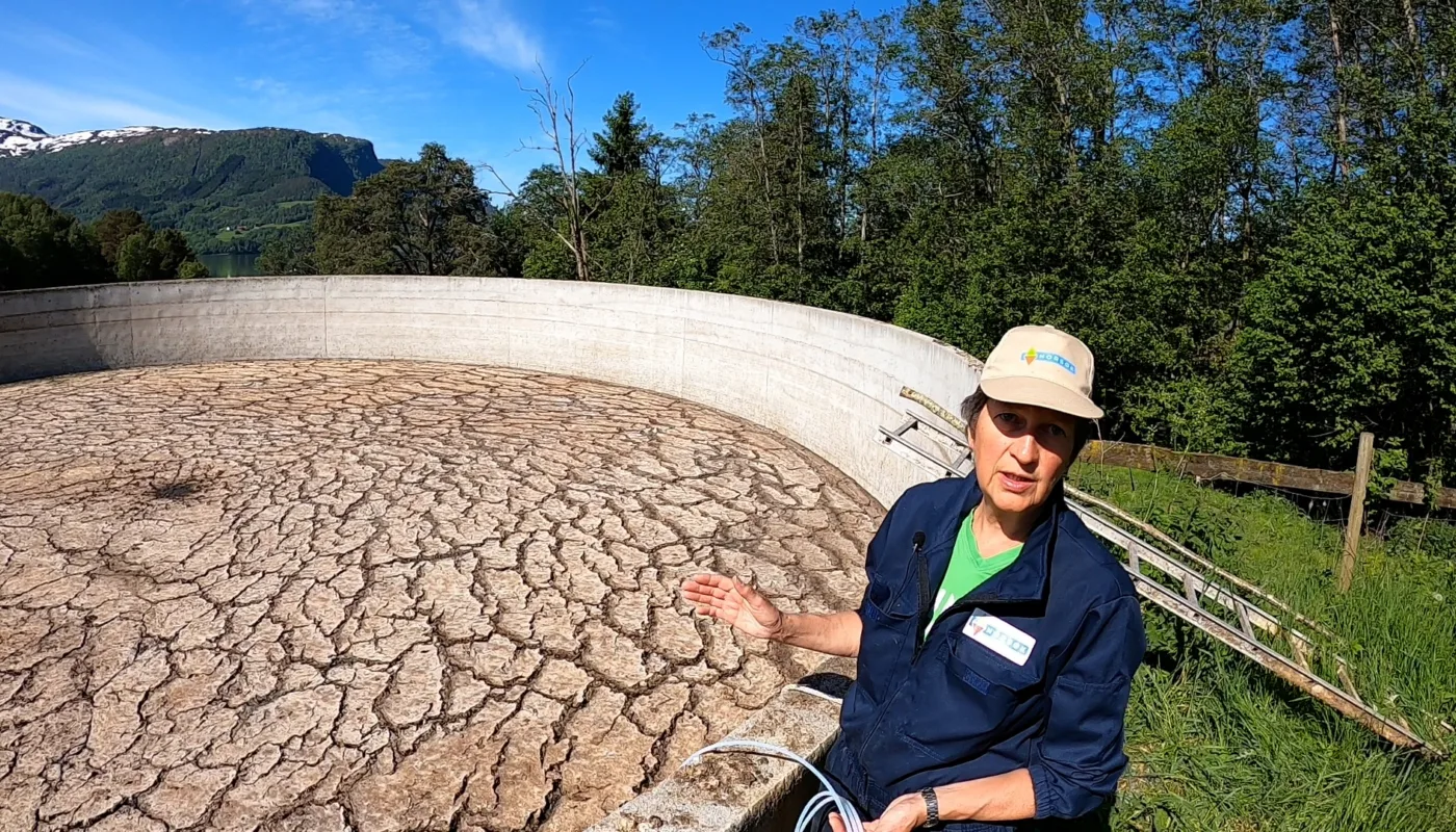 Marta Snakker Rådgiver Marta Ebbesvik måler klimautslipp fra gjødsellager (Foto: Vegard Botterli)