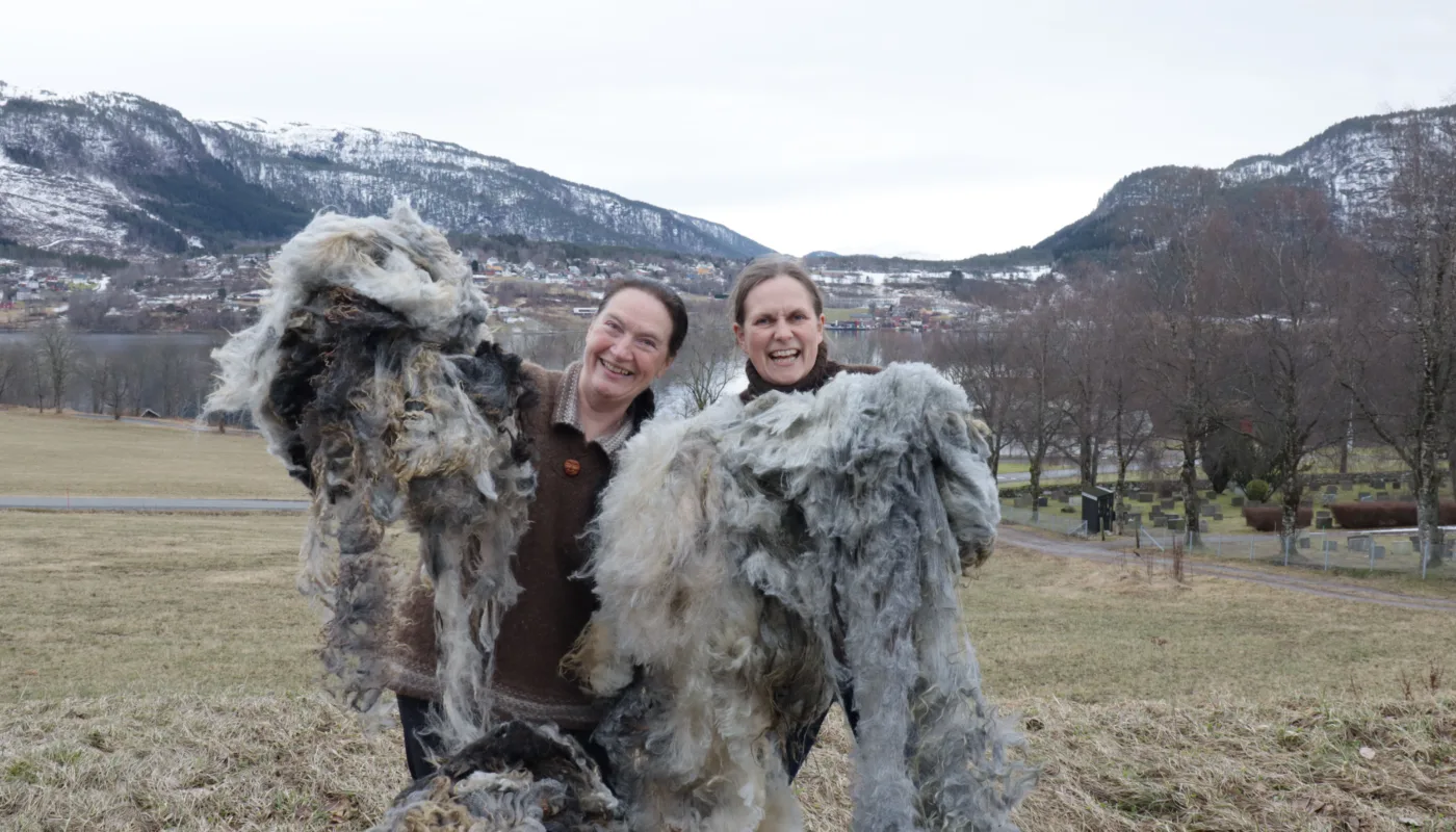 Kirsty Og Lise Verdifull VERDIFULL: Kirsty McKinnon (NORSØK) og Lise Grøva (NIBIO) skal finne nye bruksområder for nedklassert ull i prosjektet VerdifULL (Foto: Vegard Botterli)