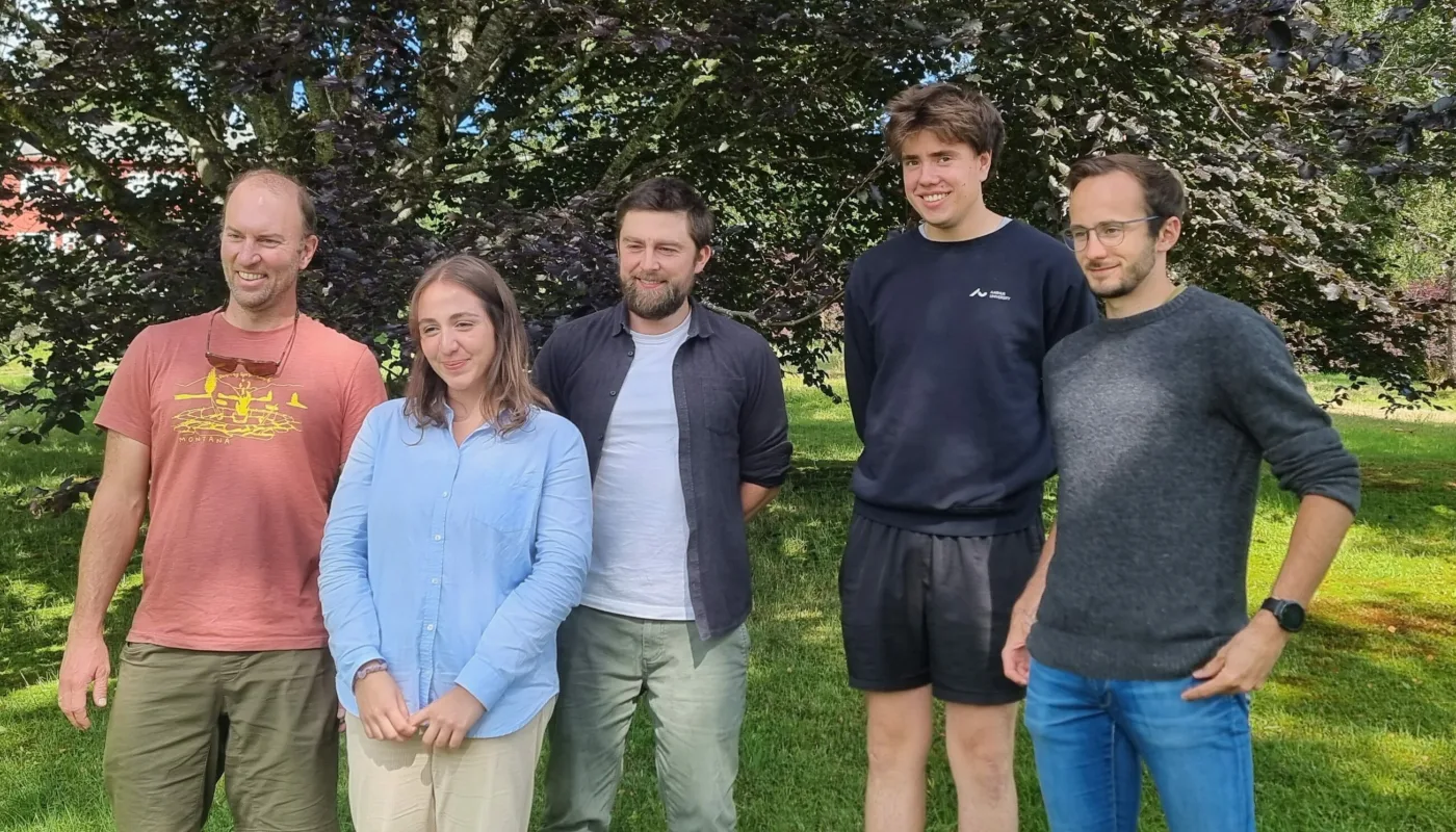 Stipendiater på Tingvoll gard Phd stipendiatene, Joshua Cabell, Narta Ehlsani, Maximillian Koch, Kristian Hansen og Even Unsgård. Rosann Johanssen var ikke til stede på bildet. (Foto: Vegard Botterli)