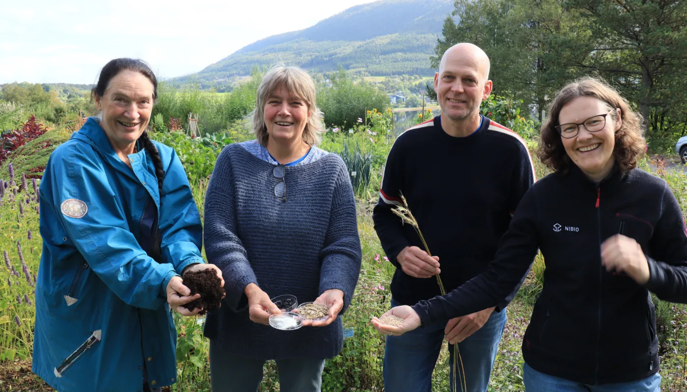 Økologiske Verdenskongress Some TINGVOLL UT I VERDEN: Kirsty Mckinnon og Anne-Kristin Løes (NORSØK) Steffen Adler og Randi Berland Frøseth (NIBIO) har deltatt på den økologiske verdenskongressen i Frankrike (Foto: Vegard Botterli)