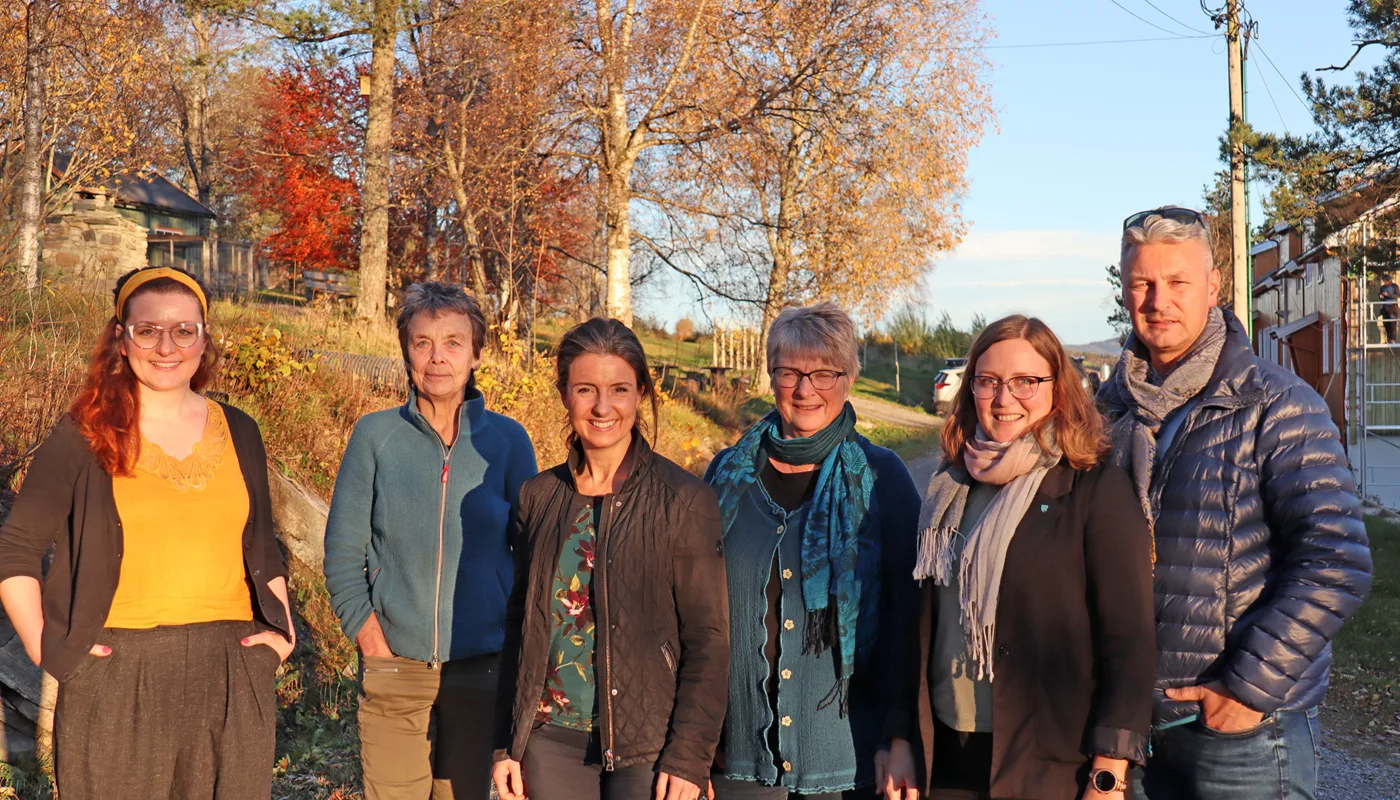 Besøk Jenny Klinge Fra venstre: Unn Catodotter Fyllingsnes, daglig leder Tingvoll Økopark. Kristin Marie Sørheim, NORSØK. Jenny Klinge, stortingsrepresentant for Senterpartiet. Turid Strøm, salig leder NORSØK. Ingrid Waagen, Ordfører Tingvoll Kommune. Henrik Stensønes, fylkestingsrepresentant for Senterpartiet i Møre og Romsdal. (Foto: Vegard Botterli)