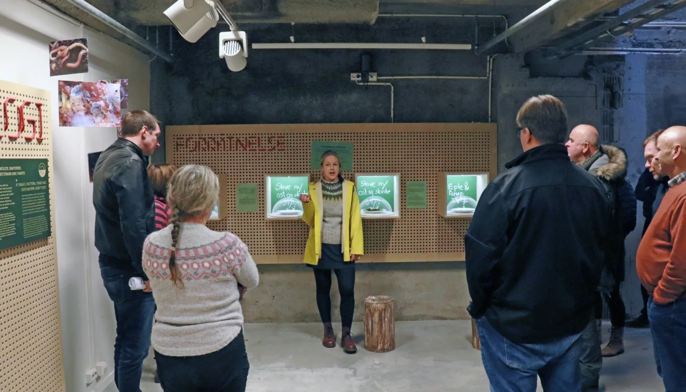 Img 4021 RESIEN I JORDEN: Rådgiver Maria Båtnes guider gjestene gjennom utstillingen "Reisen i Jorden" på opplevelsessenteret Tingvoll Økopark, som også ligger på Tingvoll gard. (Foto: Vegard Botterli)
