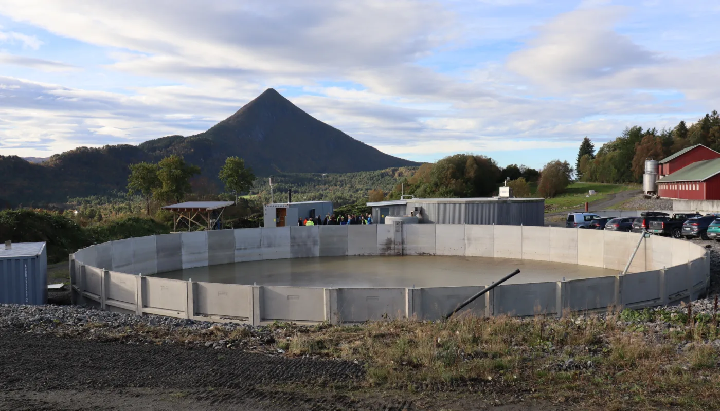 Biogassanlegg Inge Hoemsnes OPTIMALISERING OG OPPLÆRING: Biogassanleggene tilhørende Inge Hoemsnes og Tingvoll gard skal forbedres og brukes til opplæring. Biorestlager og reaktorhus tilhørende Inge Hoemsnes på bildet. (Foto: Vegard Botterli)
