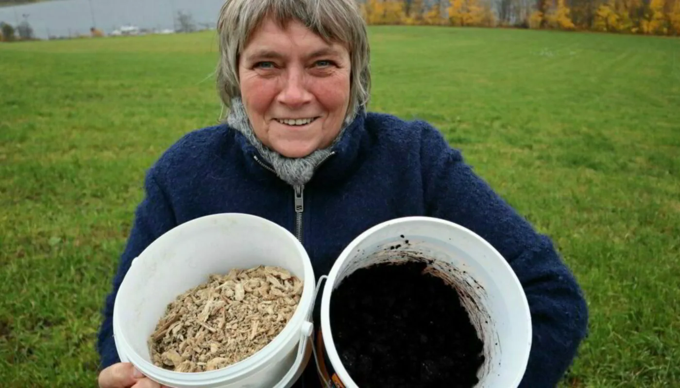 Anne Kristin Anne-Kristin Løes med fiskebein og algefiber som kan bli fremtidens gjødsel. Det er blant annet for dette arbeidet hun har fått tildelt professorkompetanse. (Foto: Vegard Botterli)