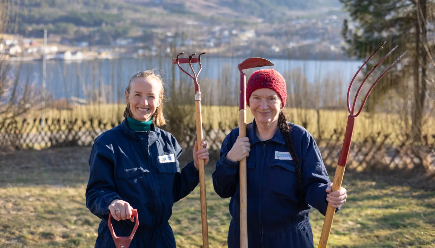 Skolehagekurs heading Kurshaldarane Anniken Fure Stensrud og Kirsty McKinnon i Stjernehagen på Tingvoll gard. (Foto: Vegard Botterli)