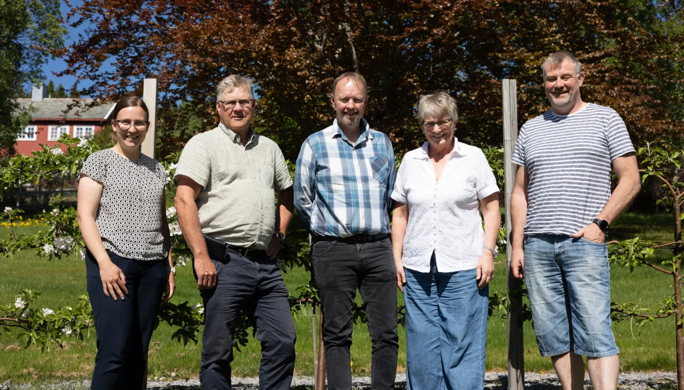 Besøk mobil melkerobot FORSKNING FOR SELVFORSYNING: Både forskere og politikere er fornøyd med å sikre midler til forskning på mobile melkeroboter i Møre og Romsdal. Denne teknologien vil kunne bidra til øke bruken av spredte grasareal og utmark til melkeproduksjon, i et fylke der 17% av matjorda er ute av drift. Fra venstre: Ordfører i Tingvoll, Ingrid Waagen. Leder i Kompetanse- og næringsutvalet, Geir Asle Stenseth og varaamedlem fra Tingvoll Roger Bach (FrP). Daglig leder i NORSØK, Turid Strøm. Forsker Erling Meisingset i NIBIO Tingvoll. (Foto: Vegard Botterli)