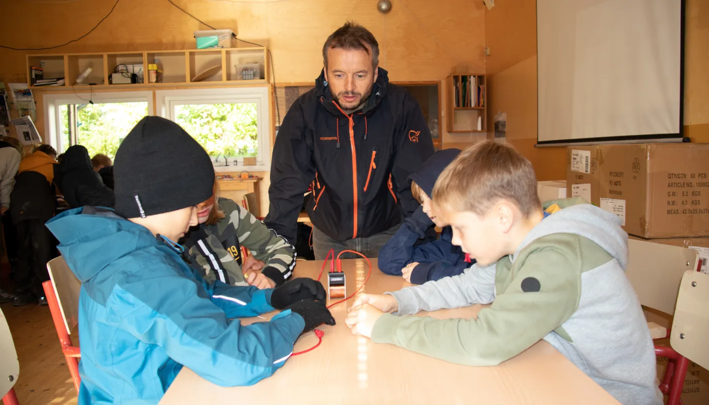 IMG 1726 NORSØKs forsker Ingvar Kvande underviser i el-sikkerhet. (Foto: Vegard Botterli)
