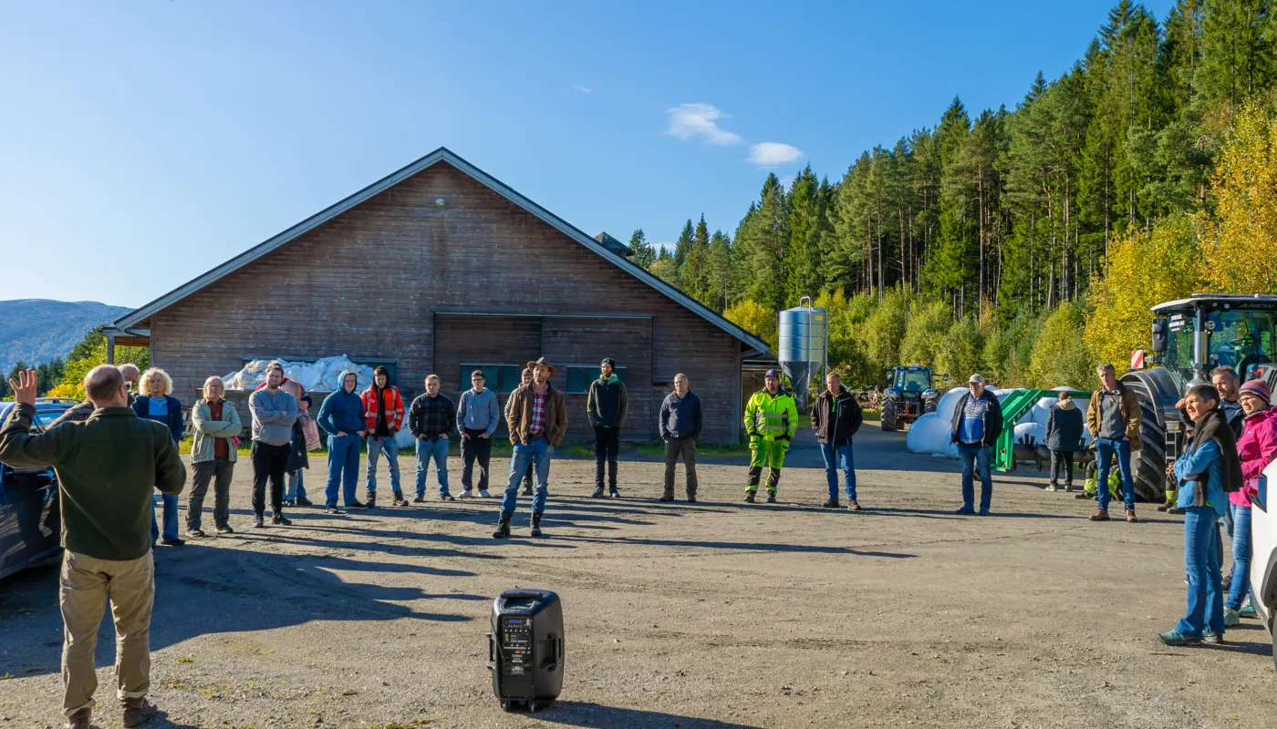 Fjøsmøte Tingvoll Gard Skitgass Forskning på gårdsnivå: På Tingvoll gard produseres det både melk og biogass samtidig som man tester ut mange forskjellige metoder for å måle og begrense klimagassutslipp. Dette betyr mye prøving og feiling som kan komme gårdbrukere og studenter til gode, som slipper å gjøre de samme feilene om igjen. Dette var utgangspunktet for det nylig avholdte fjøsmøtet på gården. (Foto: Vegard Botterli)
