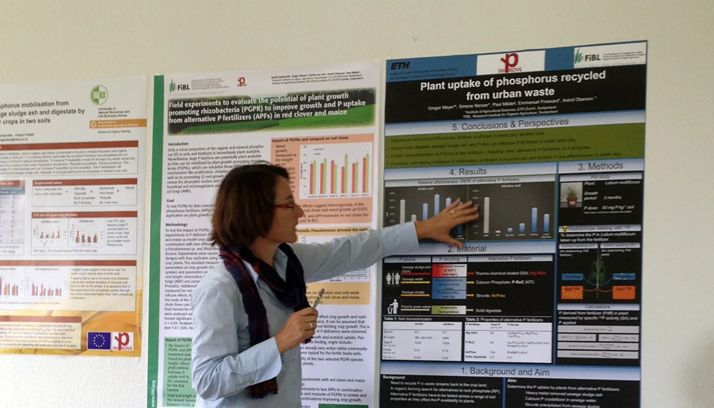 Img 1871 Ps Astrid Oberson fra ETH, Zürich presenterer en poster om resirkulert P-gjødsel på et prosjektmøte i Improve-P (Foto: Improve-P)