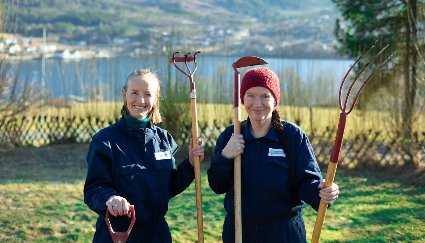 Anniken og Kirsty Anniken Stensrud og Kirsty McKinnon inviterer til digitalt og interaktivt skolehagekurs i tre deler med praktisk kunnskap for lærere på alle nivå. (Foto: Vegard Botterli)