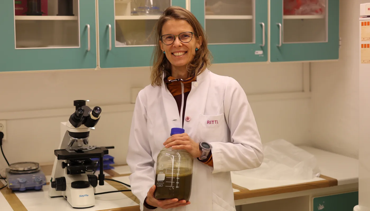 Tatiana med biorest foto vegard botterli Tatiana Rittl er en erfaren jordforsker som legger vekt på at studenter skal trives og få godt faglig utbytte mens de er hos NORSØK. (Foto: Vegard Botterli)