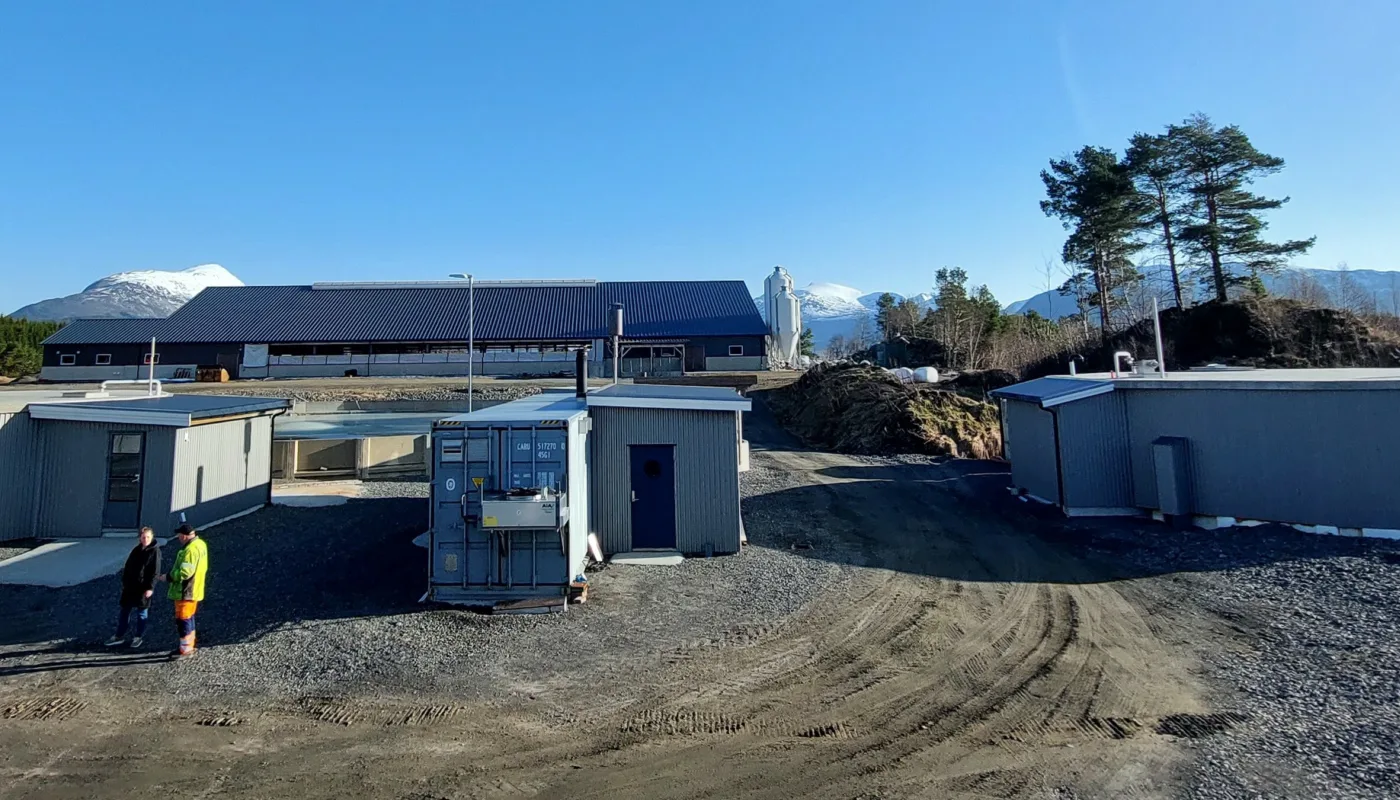 RIBI Bioenergi heading Frass Gass Anlegget til RIBI Bioenergi hvor Frass testes som biogassubstrat. Reaktorer til høyre og venstre. Teknikkonteiner med strøm- og varmeproduksjon i midten fremme. Melkekufjøs bak i bildet. (Foto: Ingvar Kvande)