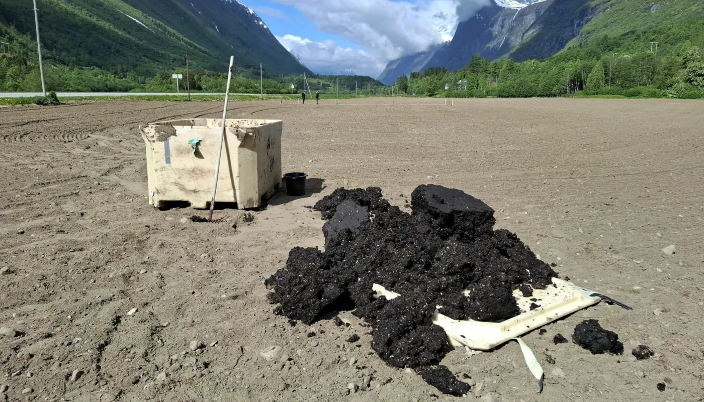 Min Org 1 Mineral-organic fertiliser with digestate and marine by-products, ready for screening and field application. (Photo: Frode Grønmyr, NLR.)