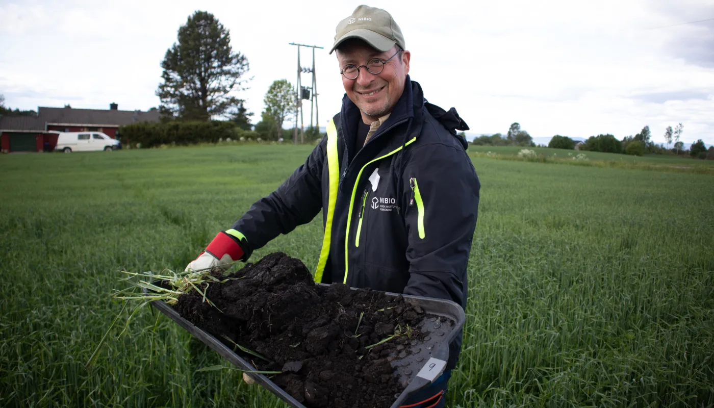 IMG 2426 Forsker Till Seehusen (NIBIO) med et lite stykke norsk matjord for vurdering av jordhelse på en av gårdene i prosjektet. (Foto: Tatiana Rittl)