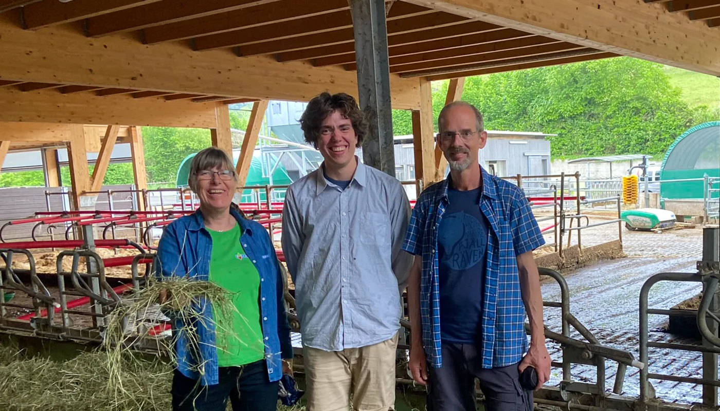 PROENV Sissel Kristian Mattias NORSØK-stipendiat Kristian Nikolai Jæger Hansen har studert klima- og miljøeffekter fra norske melkebruk i EU-prosjektet «Balancing PROduction and ENVironment (PROENV). Kristian i midten flankert av veiledere Sissel Hansen (NORSØK) og Mattieas Koesling (NIBIO) Foto: NORSØK