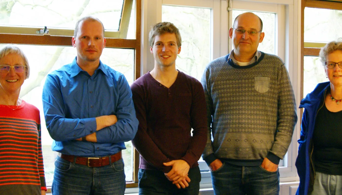 Dsc08298 Luis Bolk Fra venstre forsker Grete Lene Serikstad, NORSØK, forsker Herman de Boer og doktorgradstudent Jelmer Zandbergen fra Wageningen Universitet, forsker Nick van Eekeren, Louis Bolk Institutt og forskningstekniker Anne de Boer, NIBIO. (Foto: Pommeresche, NORSØK)